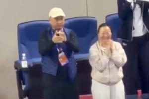 NBA直播勇士vs湖人免费视频直播_NBA直播勇士vs湖人录像回放免费观看_NBA直播勇士vs湖人免费观看高清现场见证女儿夺冠！郑钦文爸爸妈妈欣喜鼓掌，全场观众欢呼沸腾