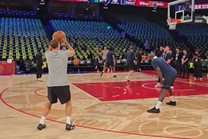 NBA季前赛爵士vs太阳直播今日免费_NBA季前赛爵士vs太阳全场免费直播_NBA季前赛爵士vs太阳比赛录像回放弗拉格赛前三分投篮热身训练，看这投篮姿势真舒服！